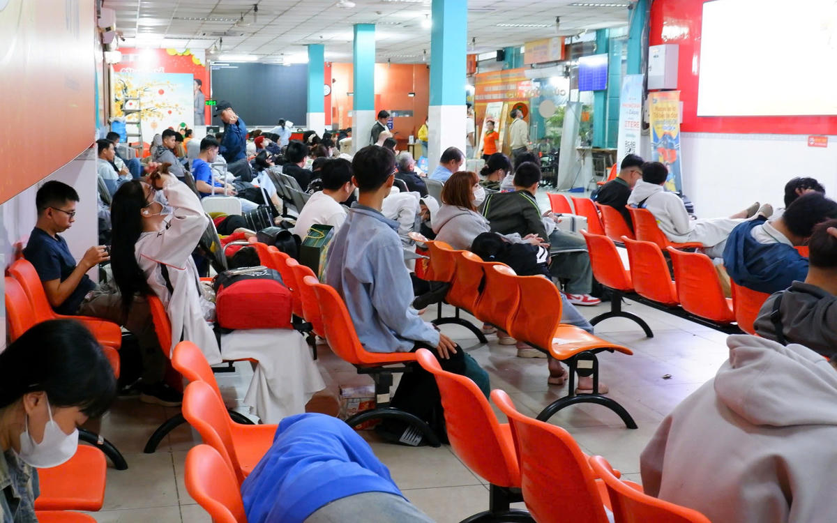 Hành khách chờ đợi ở bến Miền Tây. Ảnh: Đ.Xá.