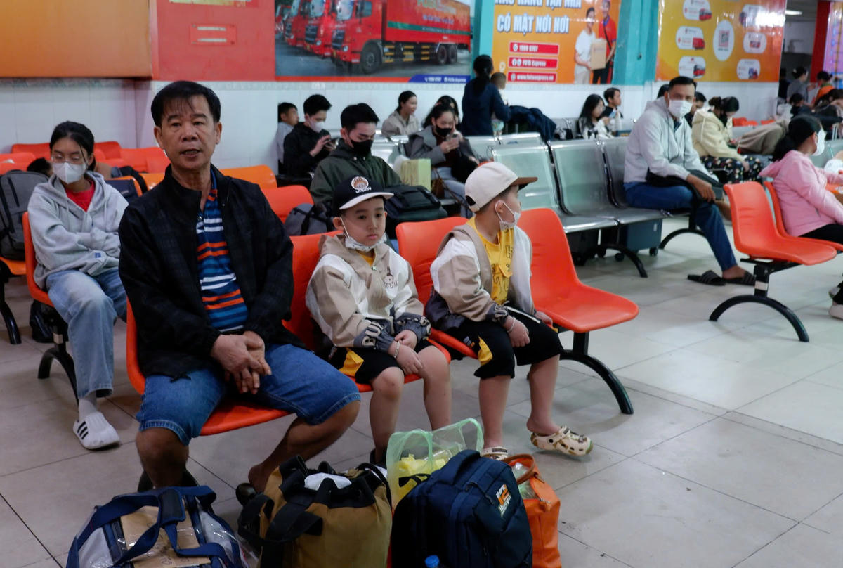 Nhiều hành khách cho biết dù chậm nhưng mua vé và đi xe tại bến sẽ không bị tăng giá đột biến hay chèn ép, xếp thêm hành khách dọc đường. Ảnh: Đ.Xá.