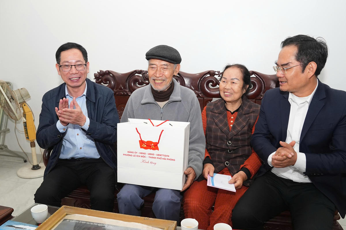 Phó Chủ tịch UBND thành phố Vũ Tiến Phụng thăm, tặng quà các gia đình chính sách phường Lê Ích Mộc. Ảnh: ĐT.