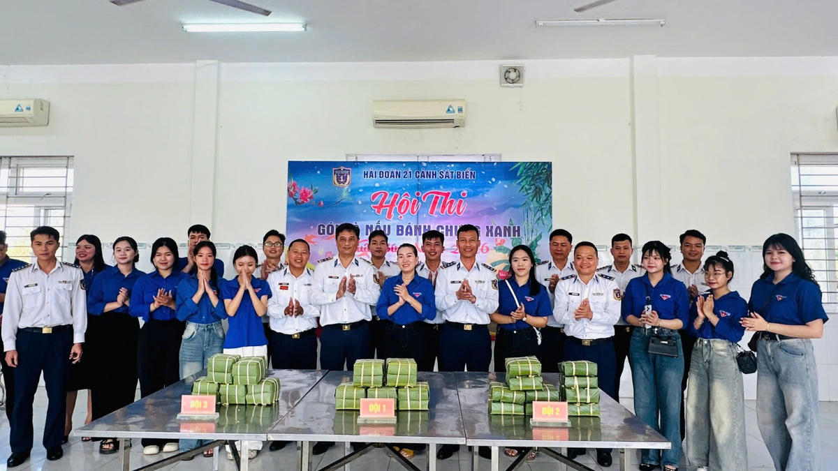 Các đội tham gia hội thi gói bánh chưng xanh mừng Xuân mới. Ảnh: CV.