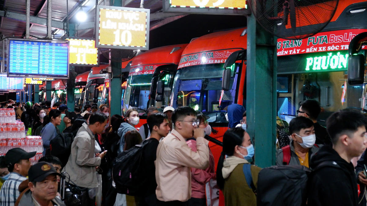 Hàng ngàn hành khách tập trung ở bến xe Miền Tây chuẩn bị về quê ăn tết. Ảnh: Đ.Xá