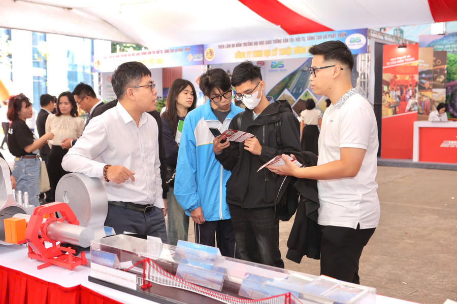 Sinh viên tìm hiểu cơ hội việc làm từ doanh nghiệp.