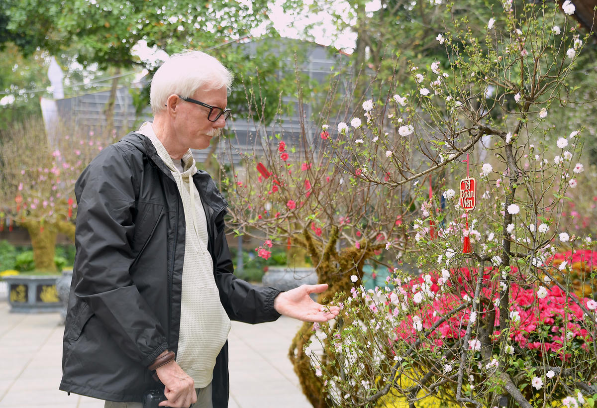 Sắc trắng tinh khôi của nhất chi mai thu hút ánh nhìn du khách. Ảnh: Phạm Sỹ.