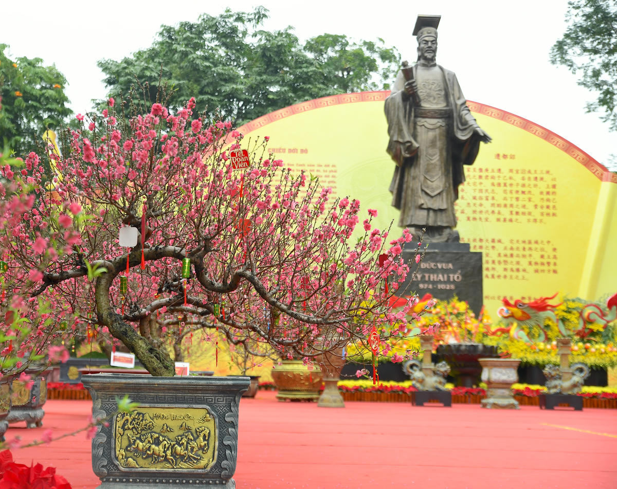 Với cách trang trí ấn tượng, không gian hoa xuân năm nay thể hiện sự giao thoa tuyệt vời giữa nét hoài cổ của Thăng Long xưa và tư duy thẩm mỹ hiện đại. Ảnh: Phạm Sỹ.