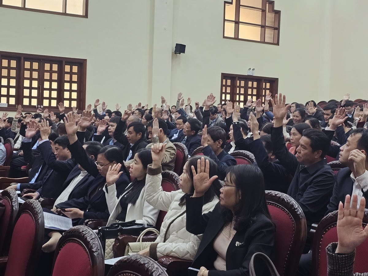 Các đại biểu biểu quyết nhất trí thông qua danh sách những người đủ tiêu chuẩn ứng cử ĐBQH, đại biểu HĐND tỉnh nhiệm kỳ 2026 - 2031. Ảnh: Đình Minh