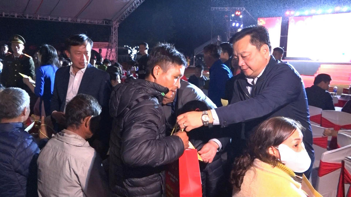 Ông Hồ Huy Thành, Phó Chủ tịch UBND tỉnh Hà Tĩnh&nbsp;trao quà cho các hộ dân xã Kỳ Thượng.