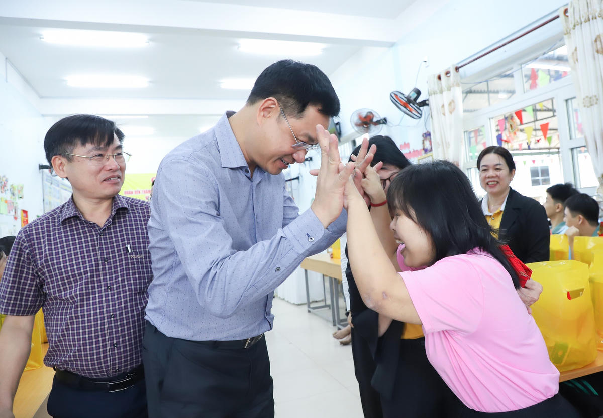 Bí thư Thành ủy Đà Nẵng Lê Ngọc Quang tặng quà cho các em đang chăm sóc, nuôi dạy tại trung tâm. Ảnh: CV.