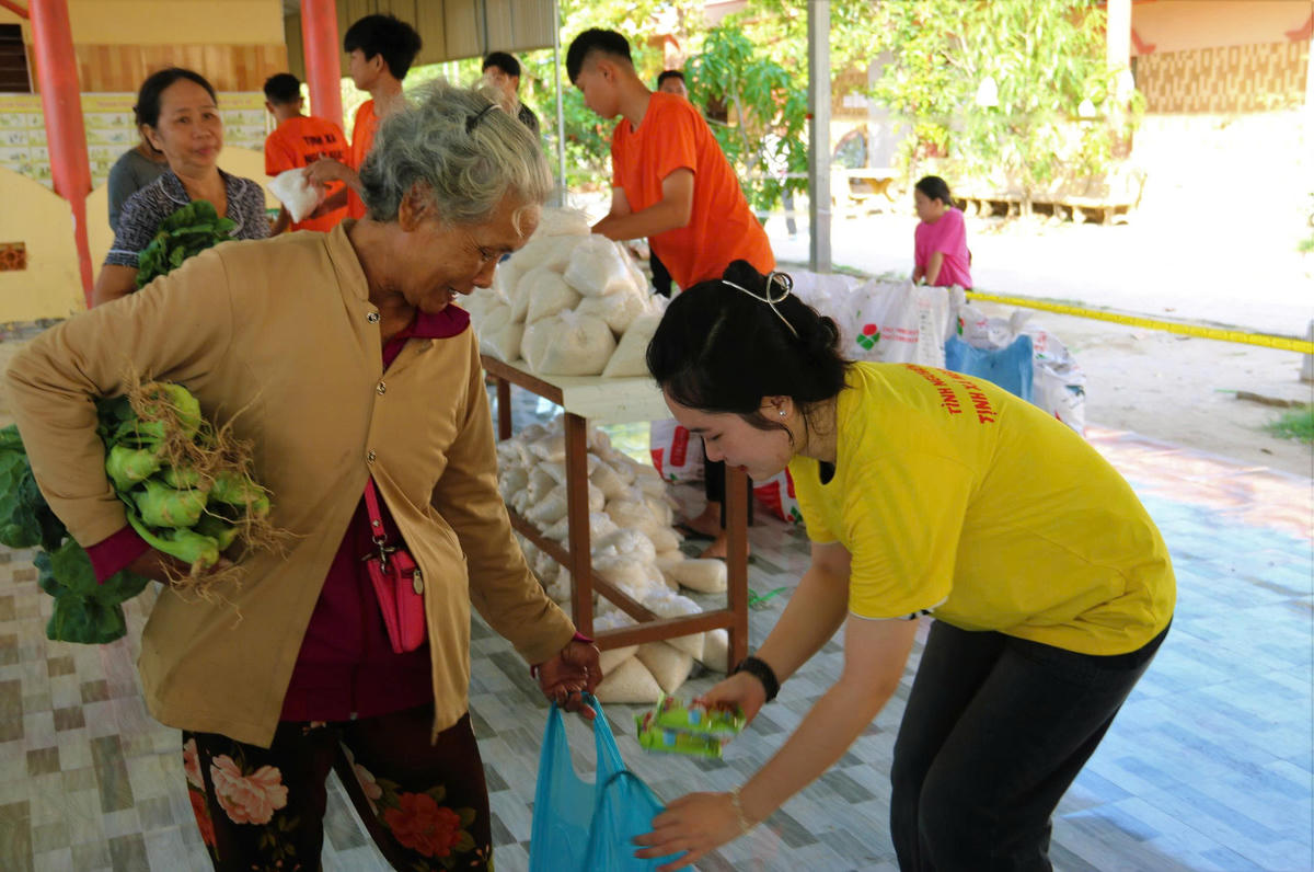 Công an tỉnh Cà Mau phối hợp Ban Từ thiện - Xã hội Giáo hội Phật giáo Việt Nam, Tịnh xá Ngọc Giác và Công an phường Hiệp Thành tổ chức trao 300 suất quà cho các hộ gia đình có hoàn cảnh khó khăn trên địa bàn. Ảnh: Nguyên Du