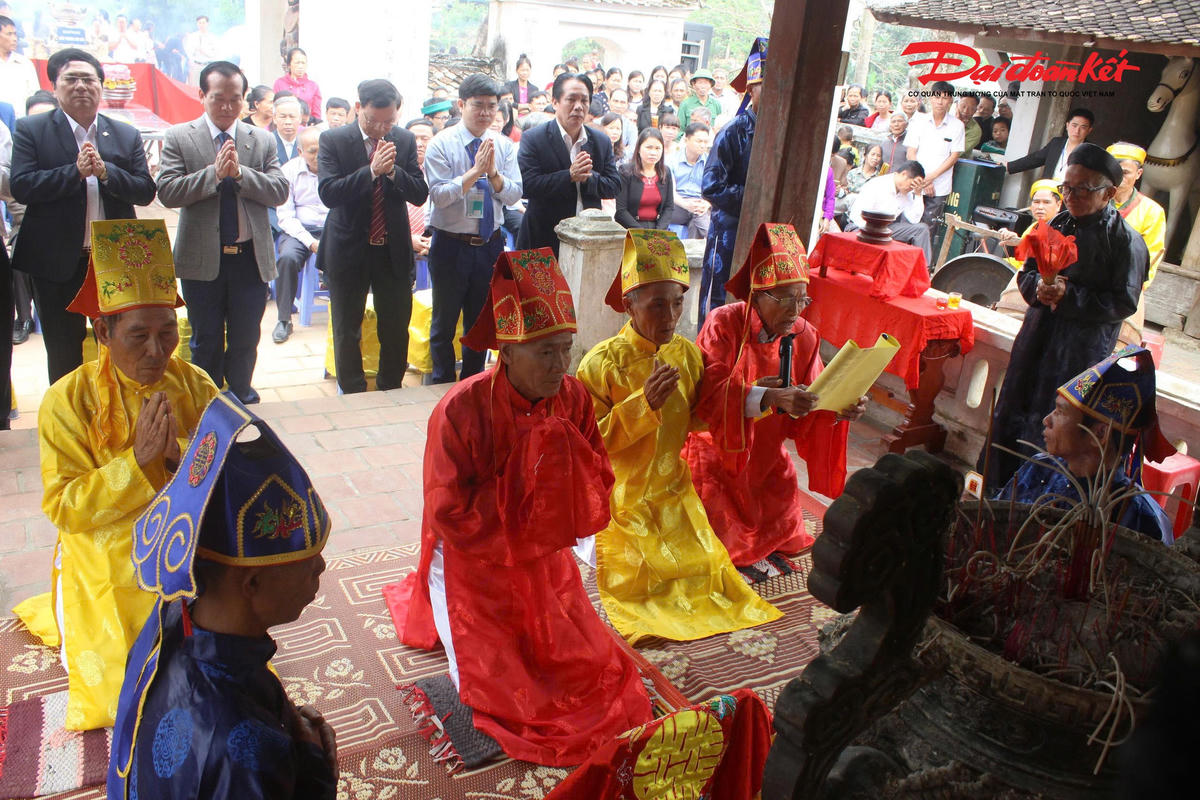 Lễ hội Đền Bạch Mã được tổ chức hàng năm vào ngày 9 - 10 tháng 2 Âm lịch thu hút hàng ngàn du khách về chiêm bái. Ảnh: NT