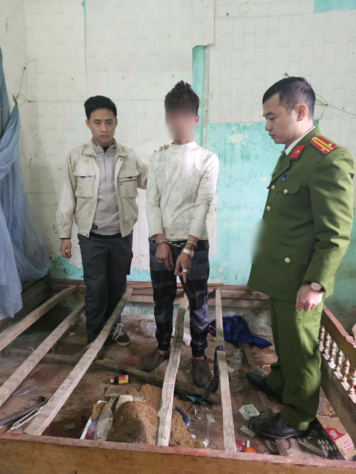 Lực lượng chức năng bắt giữ đối tượng Đ.L.T. Ảnh: Công an tỉnh Phú Thọ.