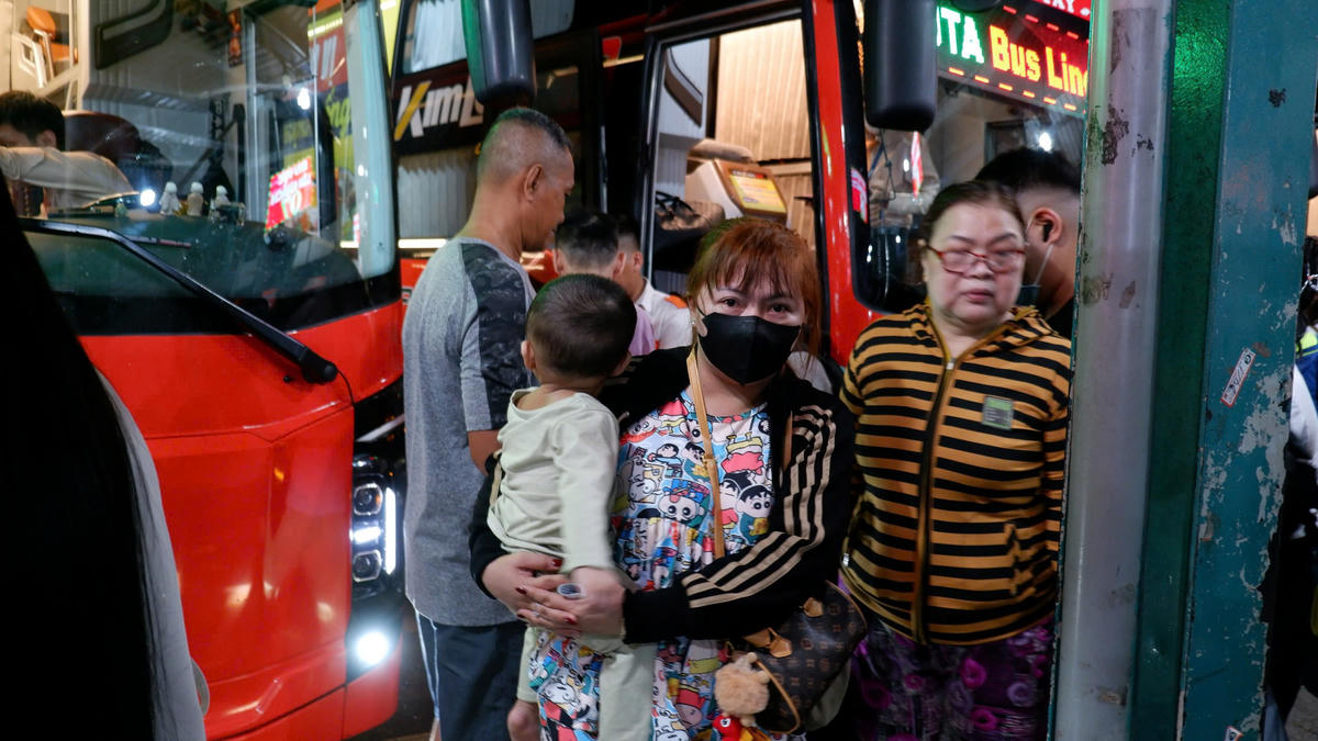Ghi nhận cho thấy ngay khi có phương tiện, các nhà xe đã cho xuất phát để kịp phương án vận chuyển. Ảnh: Đ.Xá.