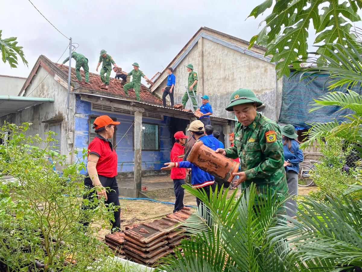 Cán bộ, chiến sĩ Đồn Biên phòng Tuy Hoà giúp dân sửa chữa, khôi phục sản xuất.&nbsp;
