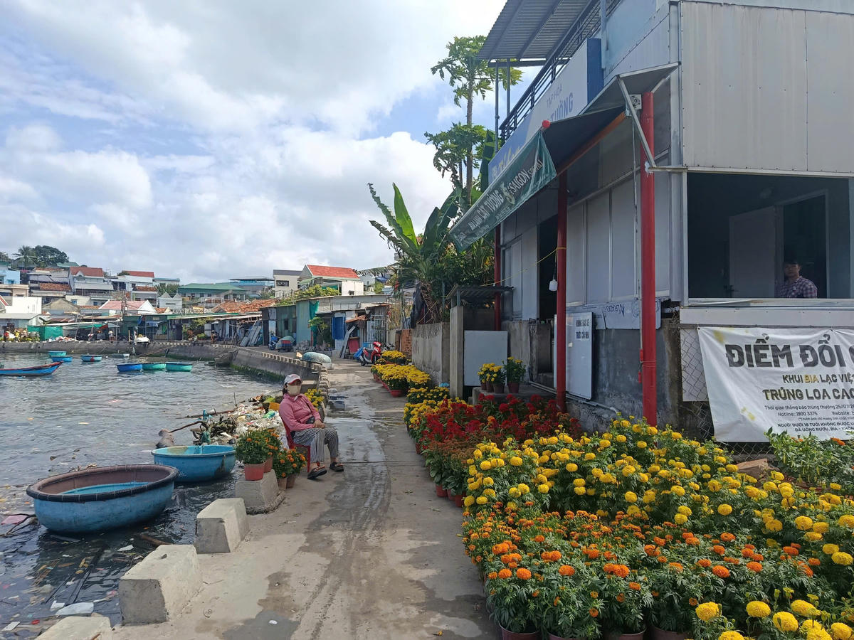 Con đường vào làng, những chậu hoa cúc, hoa mào gà nở tươi được bày bán dọc hai bên, khoe sắc vàng rực rỡ dưới nắng vàng của đảo. Ảnh X.H