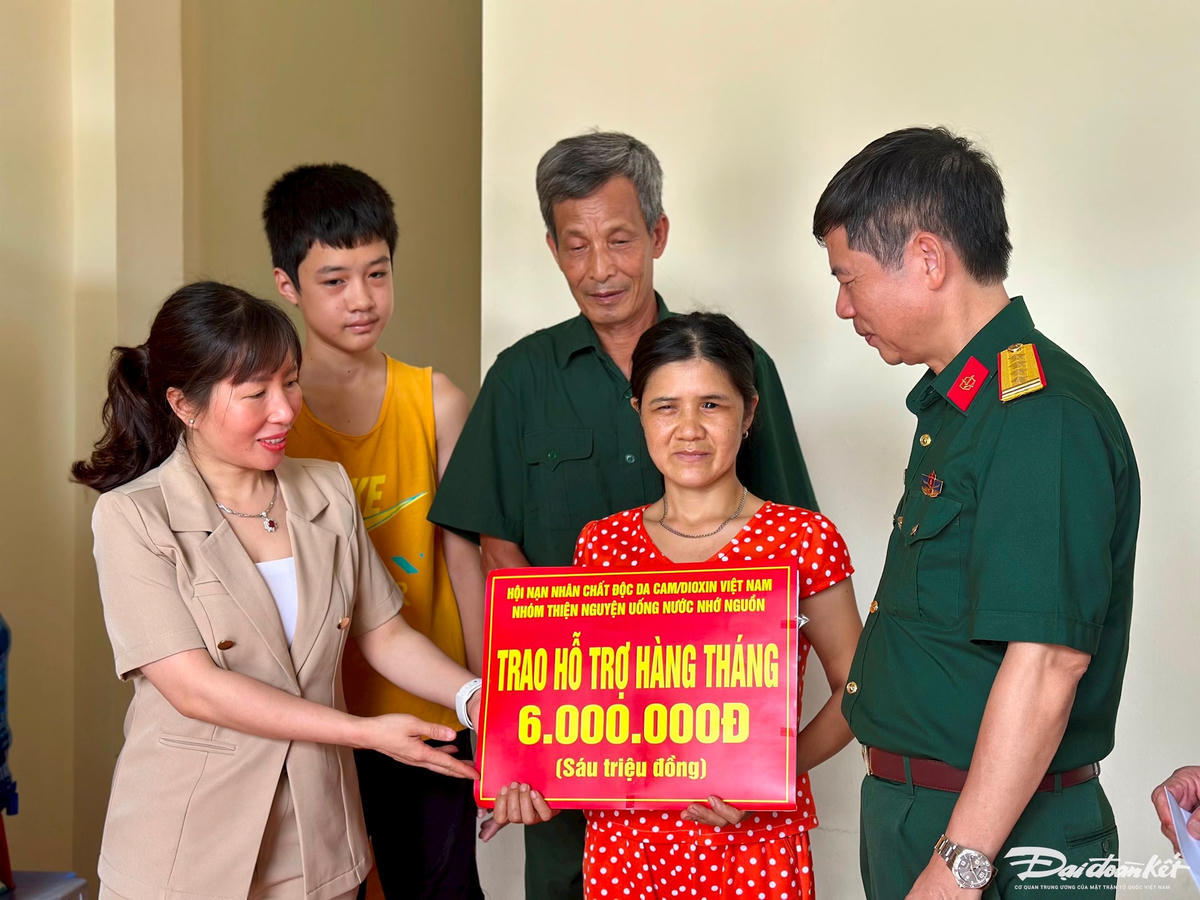 Đại tá Phạm Xuân Hưng, Phó Chủ tịch Trung ương Hội, Giám đốc Quỹ hỗ trợ nạn nhân chất độc da cam/dioxin Việt Nam và nhà hảo tâm trao kinh phí hỗ trợ thường xuyên 6 triệu đồng/năm cho chị Phạm Thị Thúy (phường Hiệp Hòa, tỉnh Quảng Ninh).&nbsp;