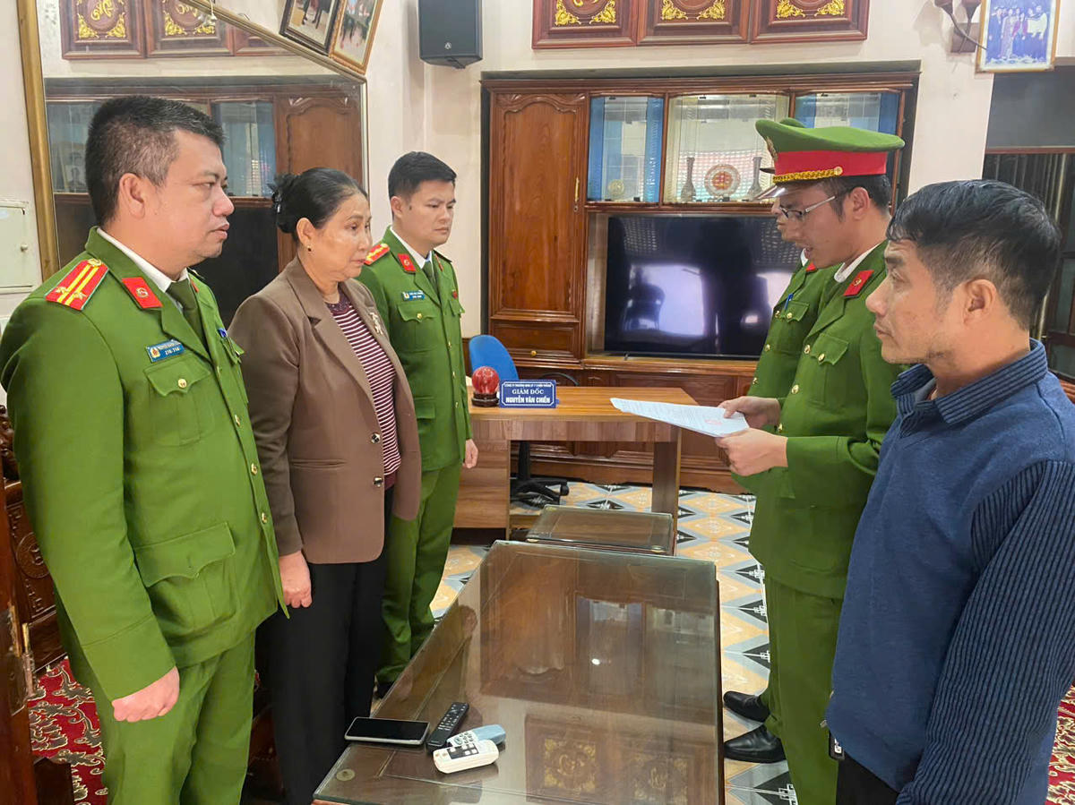 Công an Thanh Hóa tiến hành khám xét tại Công ty Chiến Thắng. Ảnh: Đình Minh