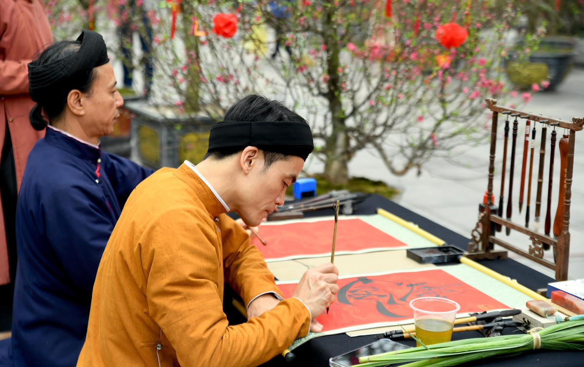 Giữa không gian hoa xuân rực rỡ, hoạt động xin chữ, đây cũng là điểm nhấn đậm chất văn hóa, góp phần làm nên chiều sâu cho không khí Tết cổ truyền. Ảnh: Phạm Sỹ.