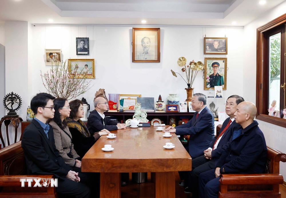 Tổng Bí thư Tô Lâm với thân nhân gia đình Thủ tướng Chính phủ Phạm Văn Đồng. (Ảnh: Thống Nhất/TTXVN).