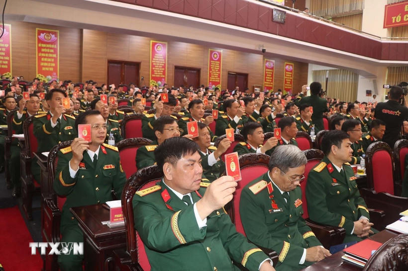 Các đại biểu biểu quyết bằng thẻ Đảng. (Ảnh: Trịnh Duy Hưng/TTXVN).