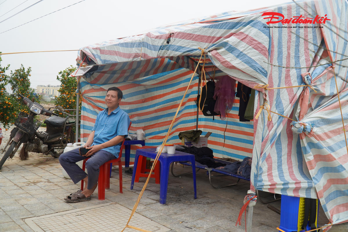 Anh Đào Xuân Biên cùng em trai (trú xã Toàn Lưu, tỉnh Hà Tĩnh) đưa theo 400 cây cảnh xuống đường Xô Viết Nghệ Tĩnh bán dịp này. 