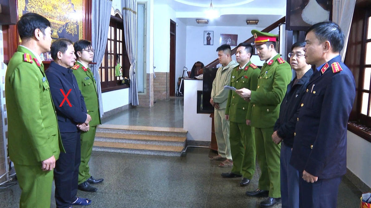 Ông Lê Văn Lưu (dấu X đỏ) - Giám đốc Công ty Hưng Phong nghe lệnh khởi tố, bắt tạm giam. Ảnb: CATH