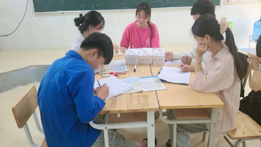 Học sinh học trải nghiệm STEM làm mô hình nguyên tử. Ảnh: NVCC.