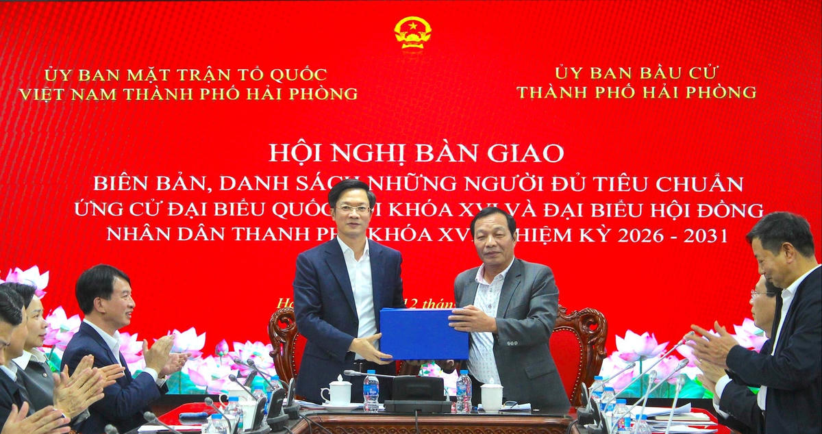 Ông Phạm Văn Lập, Phó Bí thư Thành uỷ, Chủ tịch Uỷ ban MTTQ Việt Nam thành phố Hải Phòng bàn giao biên bản, danh sách những người đủ tiêu chuẩn ứng cử đại biểu Quốc hội khoá XVI và đại biểu HĐND thành phố Hải Phòng nhiệm kỳ 2026 - 2031. Ảnh: Phong Tuyết.&nbsp;