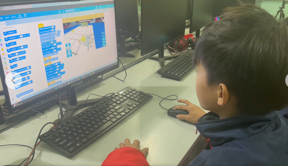 Học sinh Trường Phổ thông Dân tộc Bán trú Tiểu học Nam La tham gia Giải vô địch Robot ảo ViRC. Ảnh: NVCC.