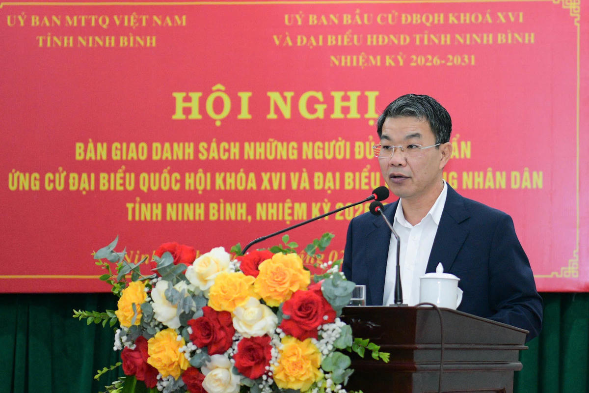  Phó Chủ tịch Thường trực Ủy ban MTTQ tỉnh Nguyễn Hoàng Hà báo cáo danh sách những người đủ tiêu chuẩn ứng cử ĐBQH khóa XVI và đại biểu HĐND tỉnh. Ảnh: Trường Giang