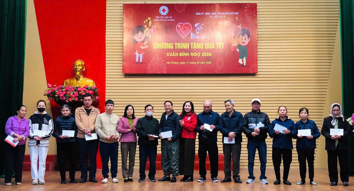 Bà Nguyễn Thị Hồng Gấm (áo đỏ) - Phó Chủ tịch Hội Chữ thập đỏ thành phố Hải Phòng trao quà Tết cho người dân có hoàn cảnh khó khăn tại xã Kẻ Sặt. Ảnh: PT.&nbsp;