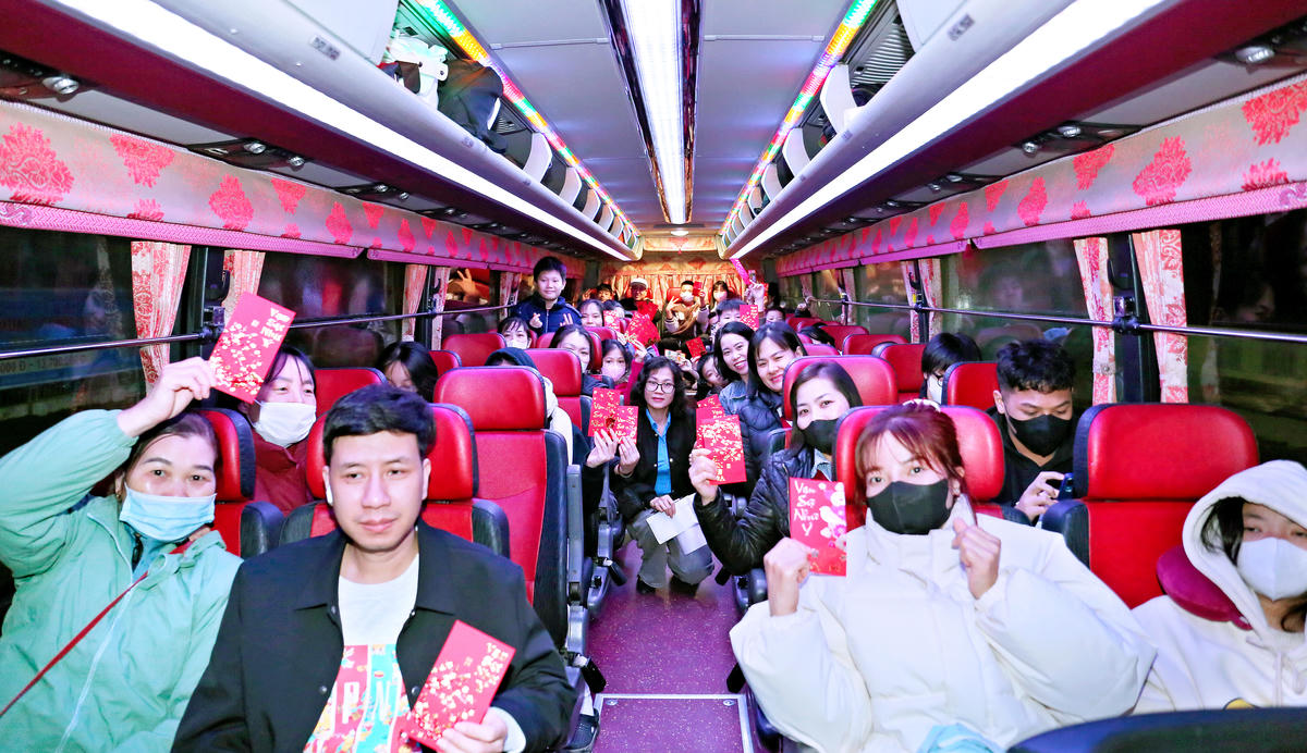 Theo đại diện công ty, những chuyến xe không chỉ là phương tiện di chuyển mà còn là sự sẻ chia, quan tâm và lời tri ân chân thành gửi đến toàn thể anh chị em công nhân viên. Ảnh: YK.&nbsp;