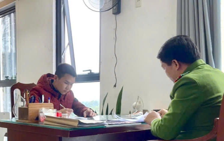 Đối tượng Đinh Minh Quang tại Cơ quan điều tra. Ảnh: Công an tỉnh Phú Thọ.