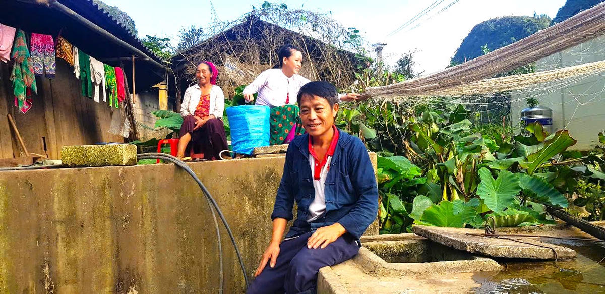 Tại xã Mèo Vạc để chống chọi với mùa khô hạn, gia đình nào có kinh tế tốt sẽ xây hai bể chứa nước mưa.