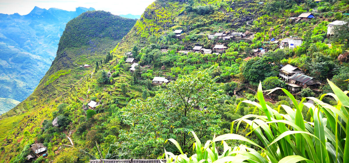 Người dân thôn Nia Do, xã Mèo Vạc sống chênh vênh nơi sườn núi.