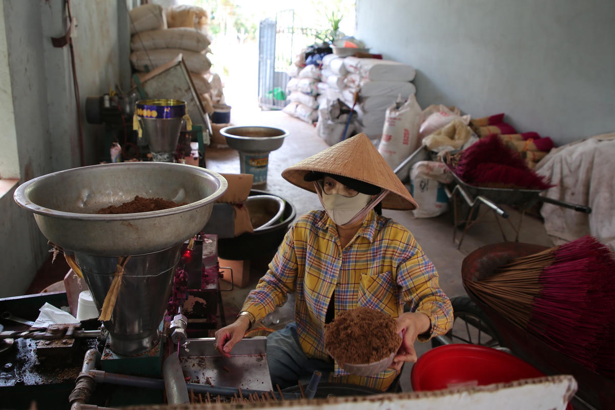 Một công đoạn sản xuất hương ở làng Quán Hương. Ảnh: Nguyễn Tín.