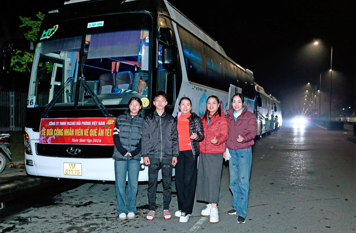 Niềm hân hoan của đoàn viên, người lao động trước giờ về quê đón Tết. Ảnh: YK.&nbsp;