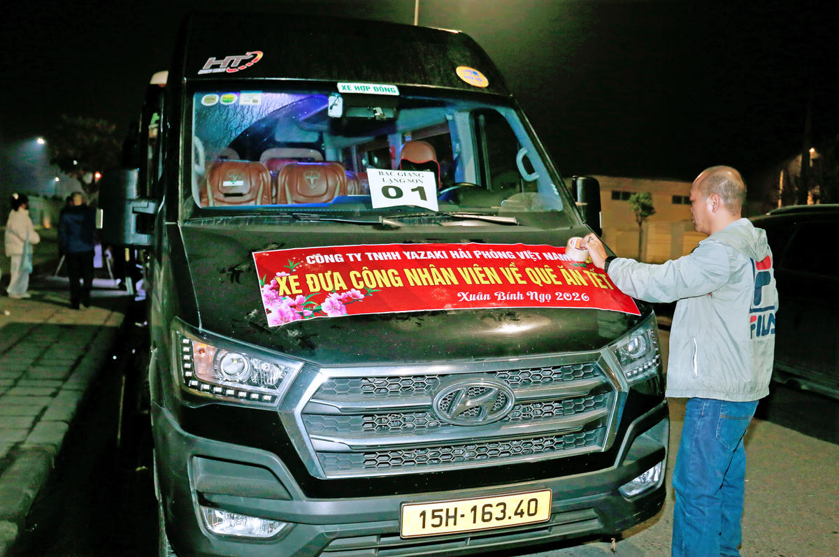 Công đoàn Công ty TNHH Yazaki Hải Phòng Việt Nam đã tổ chức các chuyến xe để đưa 320 đoàn viên, người lao động về quê đón Tết. Ảnh: YK.