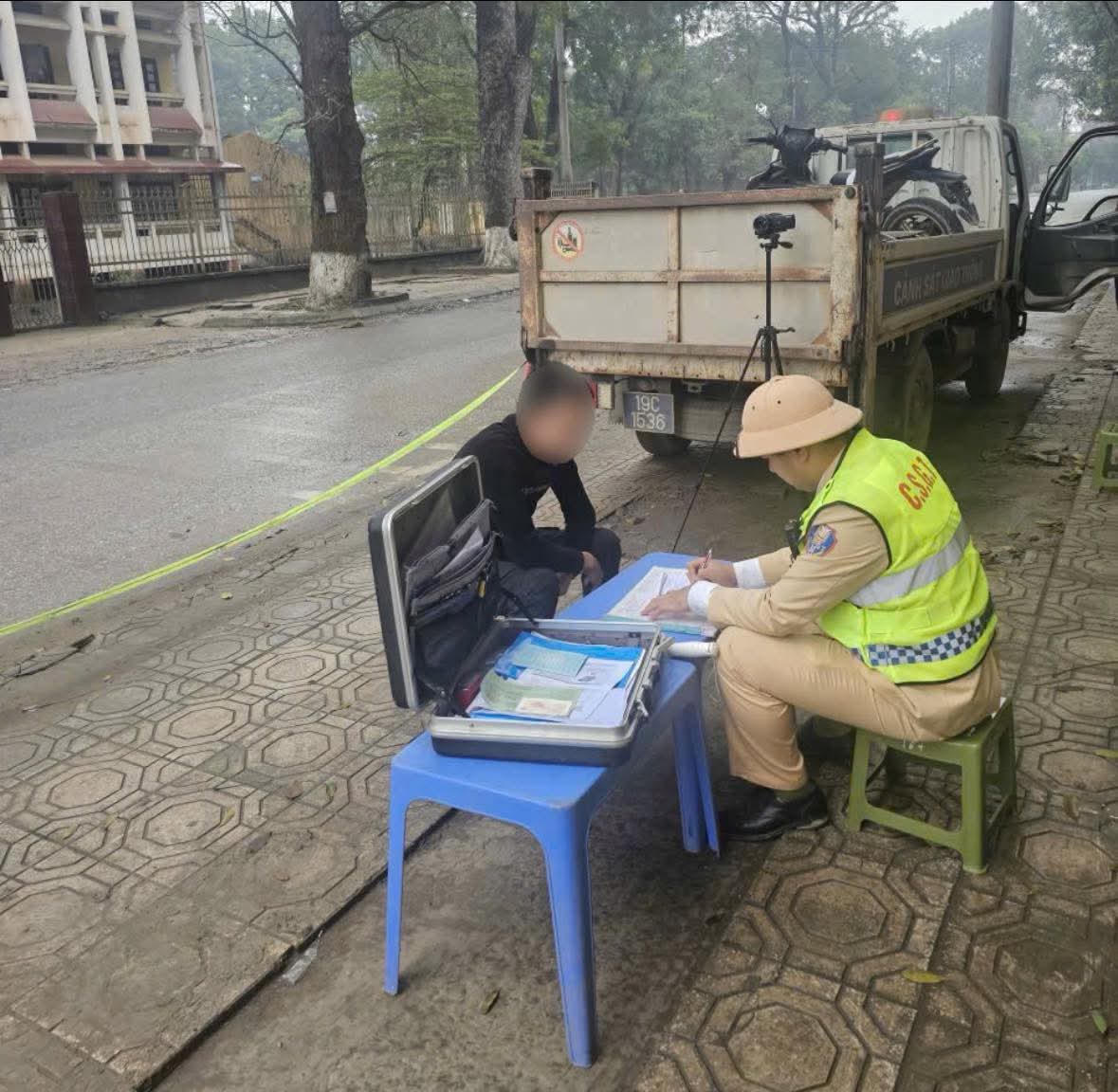 Phát hiện vi phạm nên tiến hành lập biên bản. Ảnh: Công an tỉnh Phú Thọ.