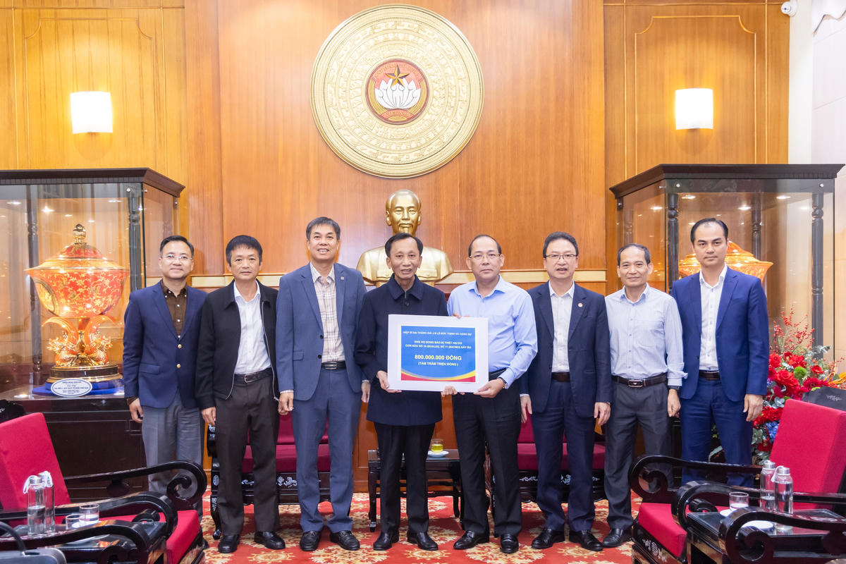 Phó Chủ tịch UBTƯ MTTQ Việt Nam Hoàng Công Thủy tiếp nhận số tiền 800 triệu đồng hỗ trợ đồng bào bị bão lũ từ Hiệp sĩ Đại Thánh giá Lê Đức Thịnh và các bạn đồng hành. 