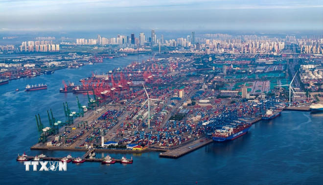 Quang cảnh cảng hàng hóa tại Thiên Tân, Trung Quốc. (Ảnh: THX/TTXVN)