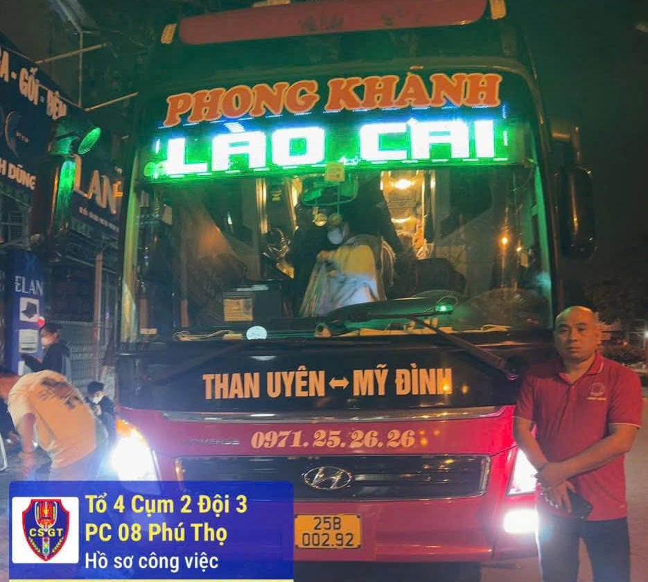Lực lượng chức năng kiểm tra xe khách. Ảnh: Công an tỉnh Phú Thọ.