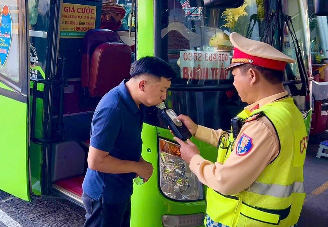 Lực lượng CSGT Công an TP Đà Nẵng kiểm tra nồng đồ cồn, đảm bảo phương tiện lưu thông an toàn dịp Tết. Ảnh: CV.