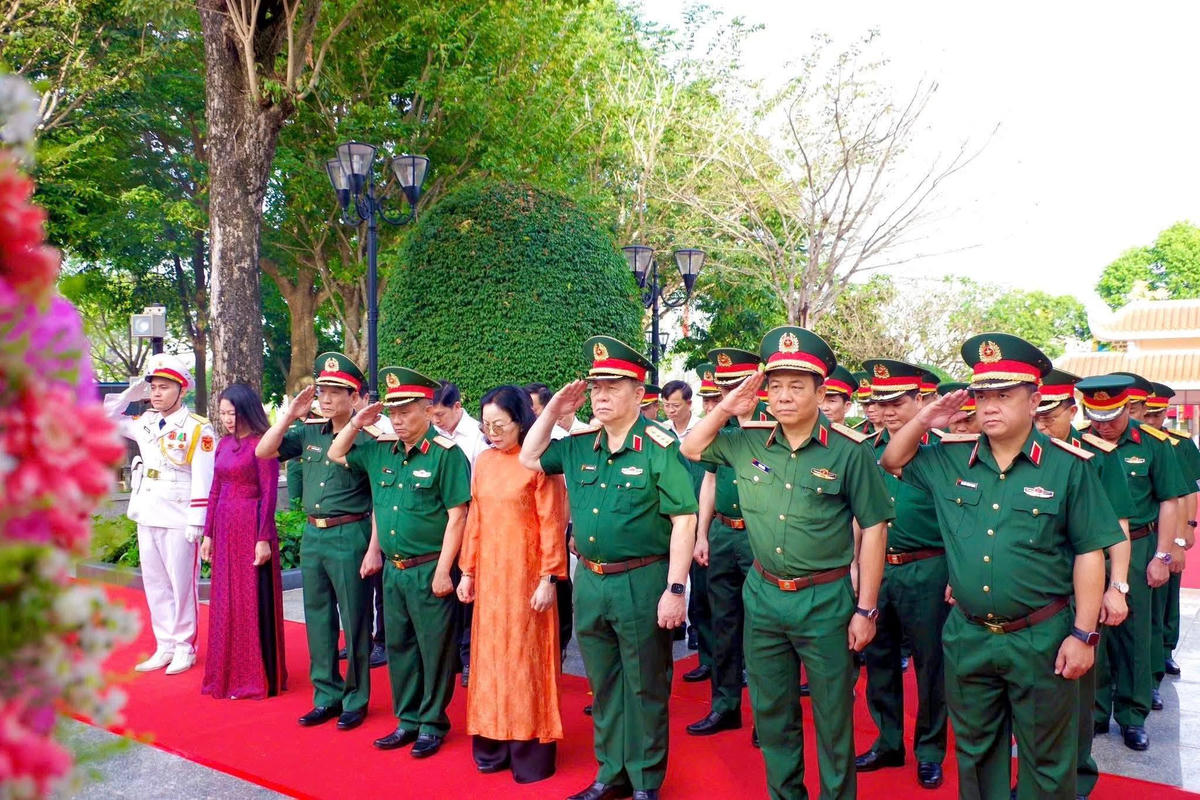 Đoàn công tác của Quân ủy Trung ương, Bộ Quốc phòng, Tổng cục Chính trị Quân đội nhân dân Việt Nam  tổ chức Lễ dâng hoa, dâng hương liệt sĩ Võ Thị Sáu. Nguồn: T.Nghi-T.Vũ.