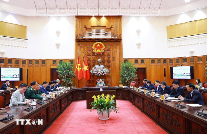 Thủ tướng Phạm Minh Chính chủ trì họp về công tác khắc phục hư hỏng công trình cầu sông Lô thuộc địa bàn xã Đoan Hùng, tỉnh Phú Thọ. (Ảnh: Dương Giang/TTXVN)