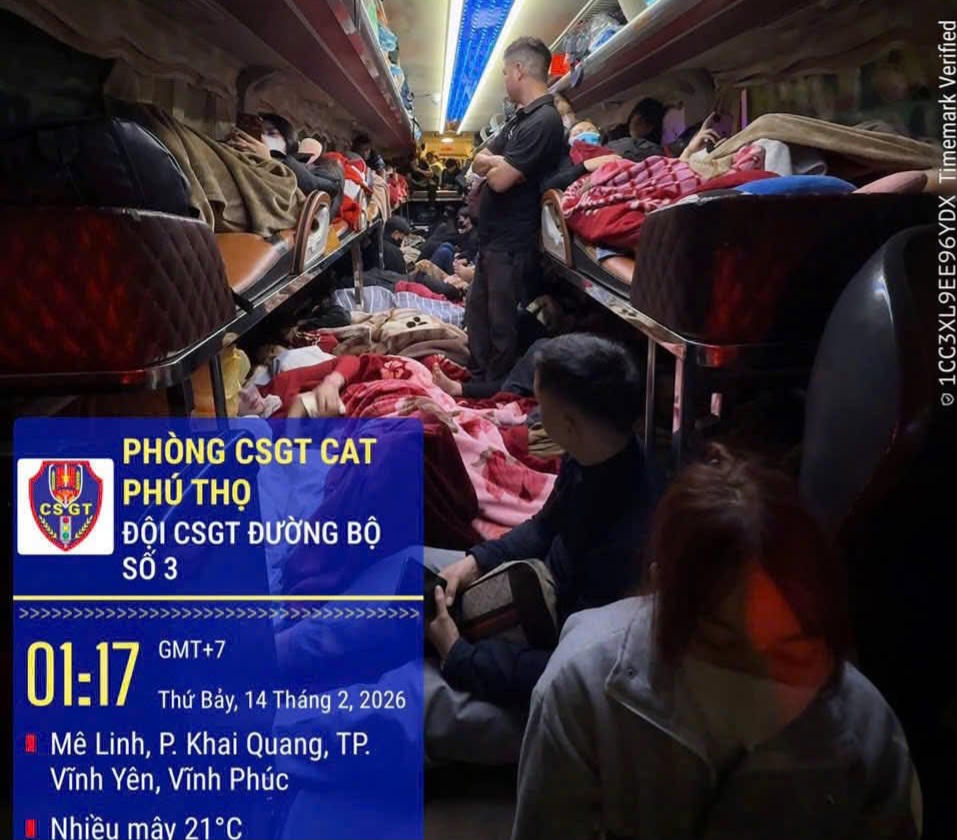 Nhiều xe chở quá người theo quy định. Ảnh: Công an tỉnh Phú Thọ.