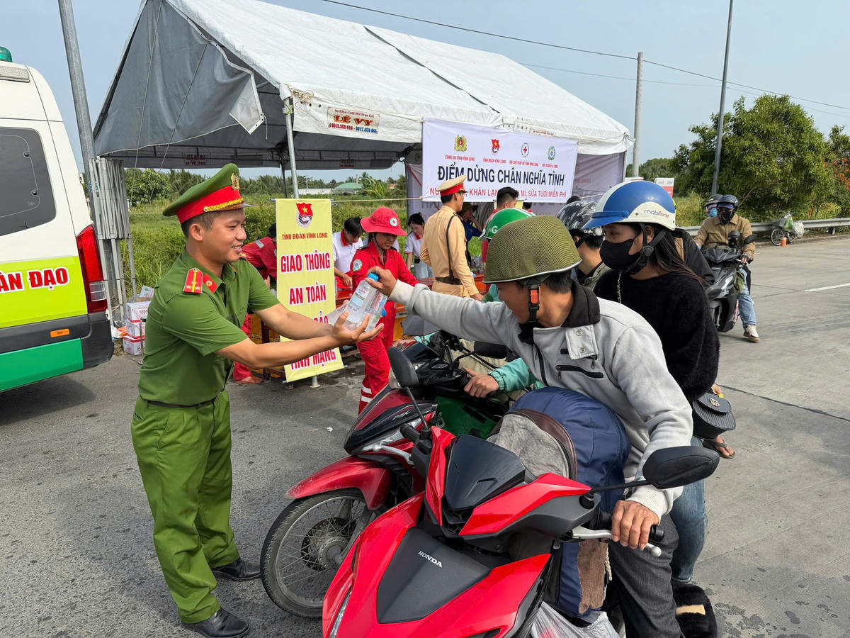 Nhận được phần quà ý nghĩa từ Công an tỉnh Vĩnh Long, người dân phấn khởi. Ảnh: Trung Ngãi.