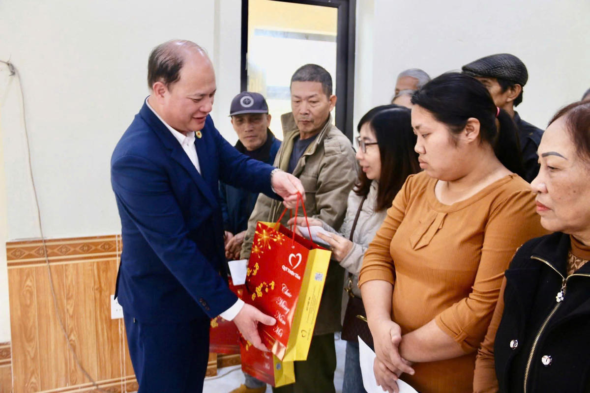 Ông Bùi Mạnh Phúc, Chủ tịch Hội Chữ thập đỏ thành phố trào quà cho người dân có hoàn cảnh khó khăn trên địa bàn đặc khu Cát Hải. Ảnh: PT.&nbsp;