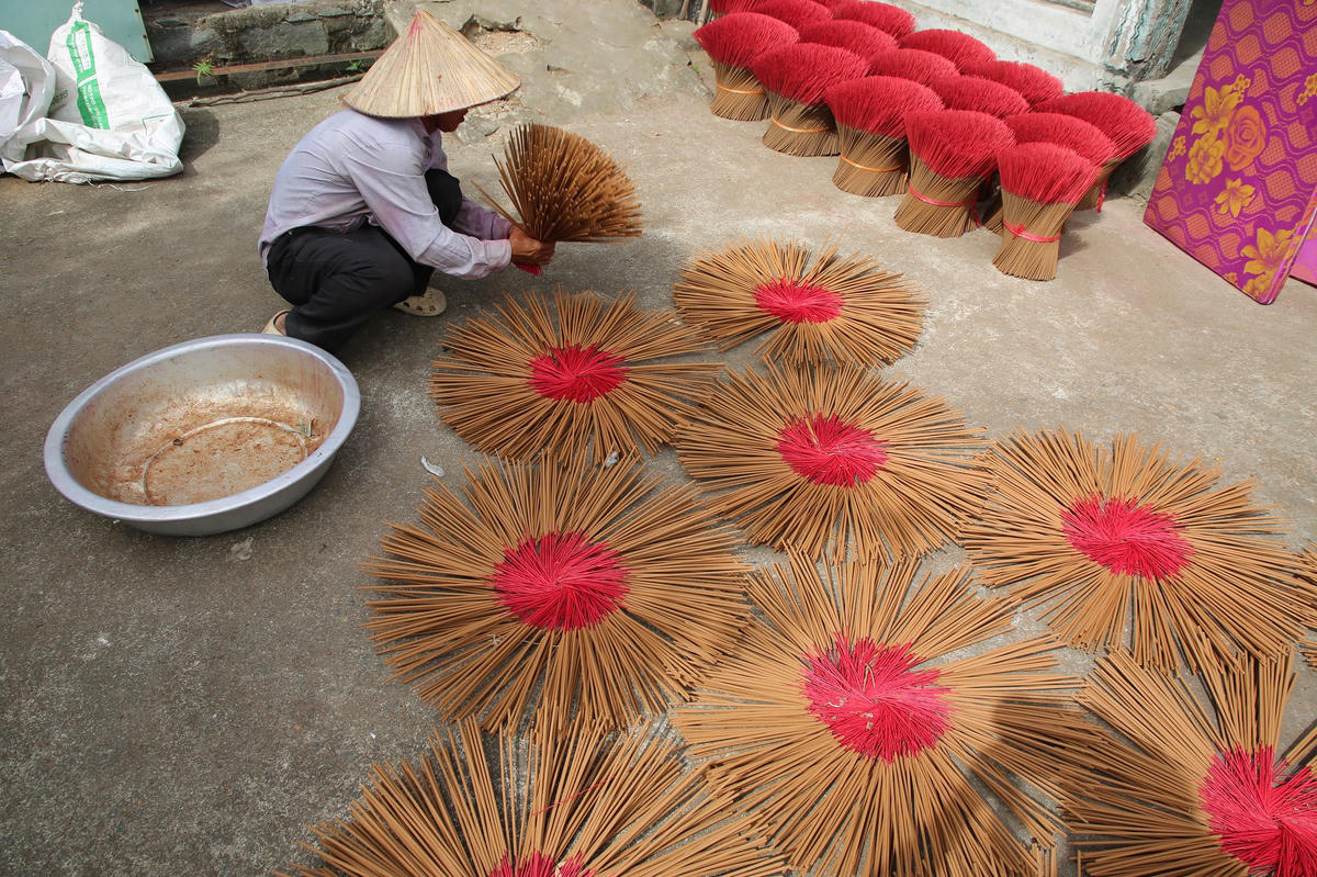 Hương sau khi thành phẩm được đem đi phơi nắng. Ảnh: Tấn Thành.