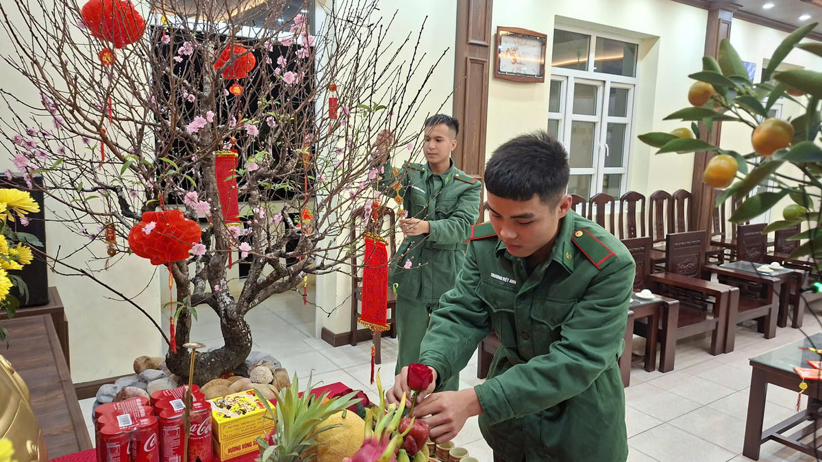 Chiến sĩ Đồn Biên phòng đảo Trần trang trí khánh tiết, chuẩn bị đón Tết. Ảnh: Nguyễn Quý.