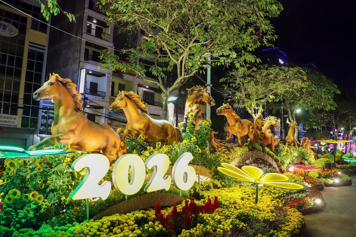 Các nghệ nhân đã lắp đặt hơn 30 mô hình trên đường hoa. (ảnh: C.A). 