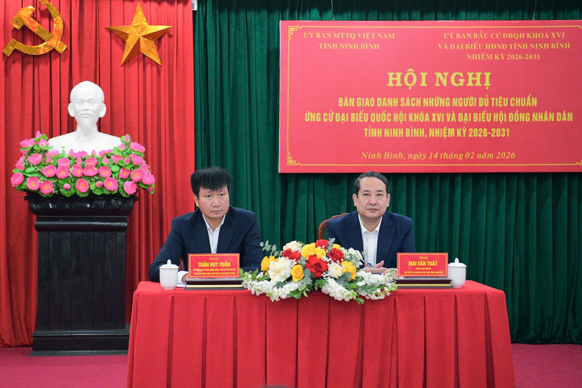 Chủ tịch UBND tỉnh Trần Huy Tuấn và Chủ tịch Ủy ban MTTQ tỉnh Mai Văn Tuất đồng chủ trì hội nghị. Ảnh: Trường Giang